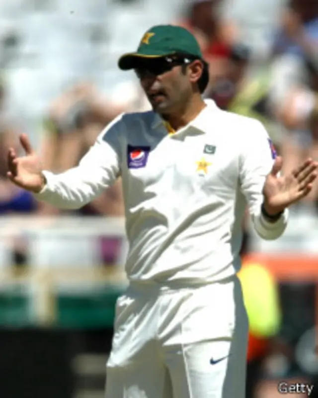 سٹیڈیم کی سکیورٹی نے ان دو شائقین کو اس وقت نکالا جب وہ پاکستانی کرکٹ ٹیم کو مبینہ طور پر برا بھلا کہہ رہے تھے