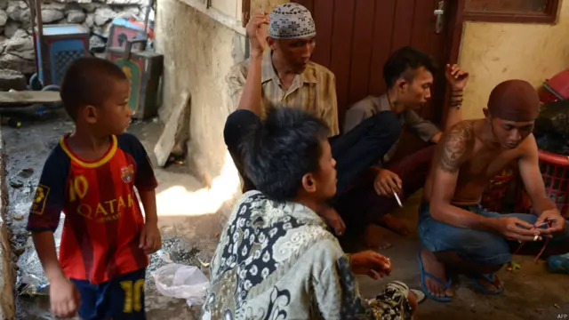 Pengelola atraksi monyet. Foto: Adek Berry/AFP 