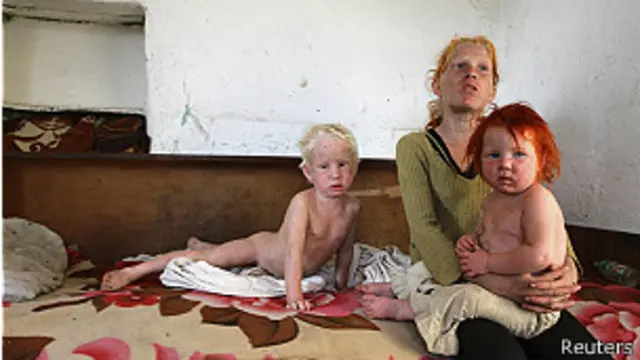 玛丽亚的生母和2个孩子