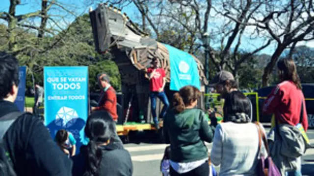 El símbolo del Partido de la Red es un caballo de Troya de madera.
