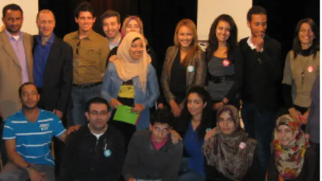 مجموعة من المتحاورين