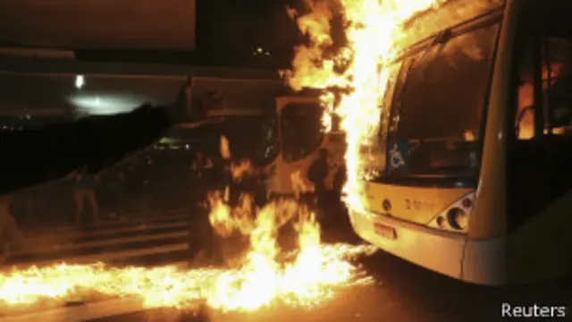 Ônibus é incendiado em São Paulo (foto: Reuters)