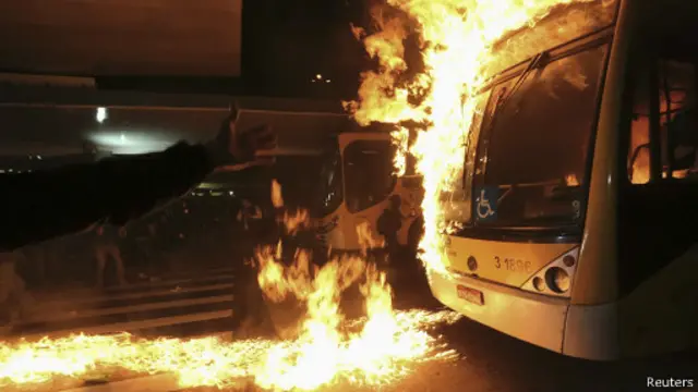 Горящий автобус в Сан-Паулу