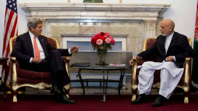 د امریکا د بهرنیو چارو اوسنی وزیر، جان کیري، کله چې د سنا د بهرنیو اړیکو د کمیټې مشر و، ولسمشر کرزي ته یې یوه ورځ په کابل کې د څو تنو محدودو افغان چارواکو په حضور کې وویل چې ‪ملا عمر د پاکستان په کراچۍ ښار کې، د پاکستان د نظامیانو تر ساتنې لاندې دی