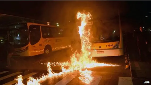 示威者放火烧巴士，并破坏售票机和现金提款机