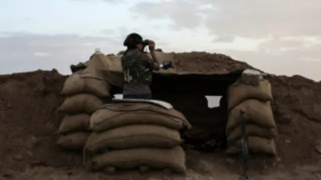 مقاتل كردي على الحدود