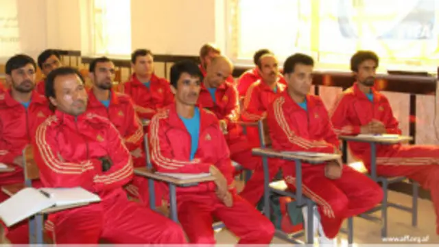 در افغانستان در حدود چهار هزار مربی فوتبال وجود دارد که اغلب آنان آموزشهای مدرن را دریافت نکرده اند
