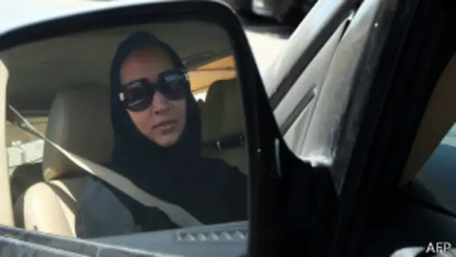 Mujer conduciendo en Arabia Saudita