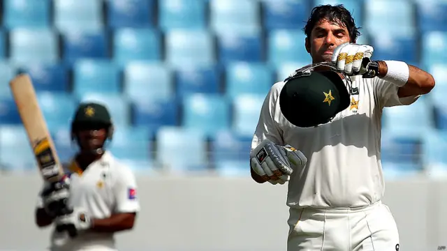 دوسرے ٹیسٹ میچ کے چوتھے دن کے آغاز پر کپتان مصباح الحق اور اسد شفیق کریز پر تھے جبکہ سکور بورڈ پر جنوبی افریقہ کو برتری حاصل تھی۔