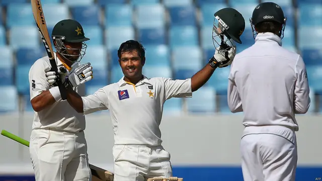 اسد شفیق نے ٹیسٹ کرکٹ میں اپنی چوتھی سنچری مکمل کی اور وہ 130 رنز بنا کر آؤٹ ہوئے 