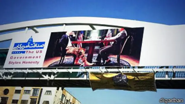 این تصویر از تابلوی تبلیغاتی ضدآمریکایی در تهران در شبکه های اجتماعی منتشر شده است