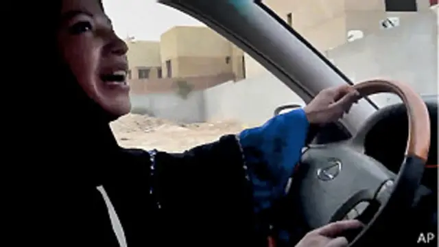 Imagen de una mujer conduciendo. 