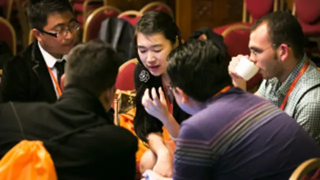 竺颖与团队讨论创业计划