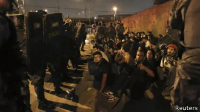 Manifestantes são presos em São Paulo. | Foto: Reuters