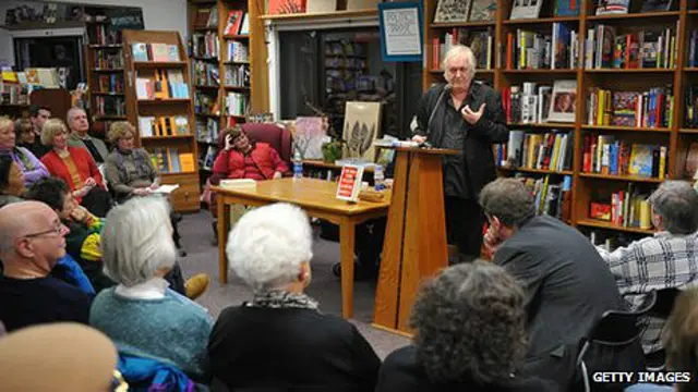 Henning Mankell lee en una librería