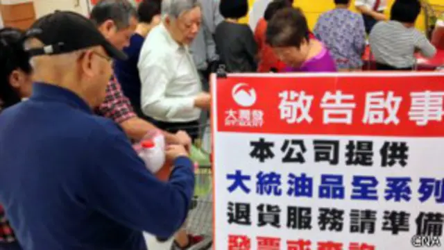 台北市民在超市排队等候退回大统食用油产品（台湾中央社图片19/10/2013）