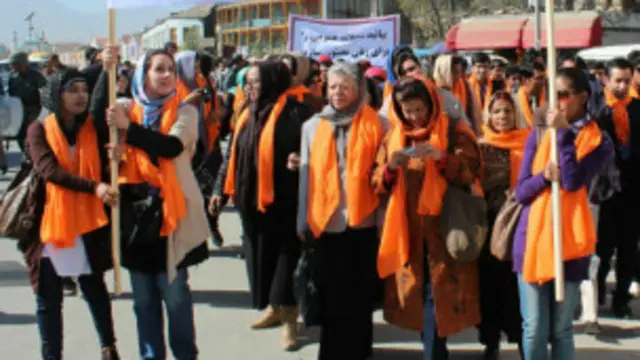 د ښځو او پېغلو ترڅنگ ځينو ځوانانو هم په لاريون کې برخه لرله او ويل يې چې د ځينو نارينه و دغه شان کړنې ورته د منلو نه دي تاج محمد رحيمي هغه زلمى دى چې همدغسې نظر لري.