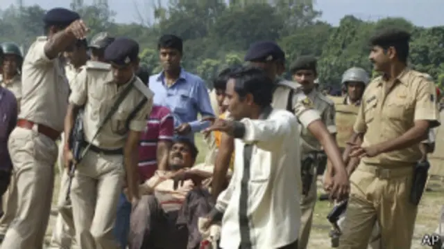 تاحال کسی گروپ کی جانب سے ان دھماکوں کی ذمہ داری قبول نہیں کی گئی