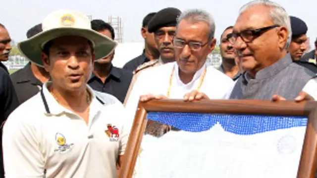 हरियाणा के मुख्यमंत्री भूपेंद्र सिंह हुड्डा ने सचिन को सम्मानित किया