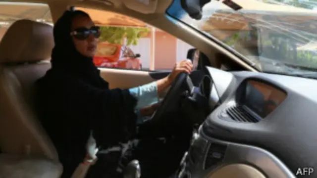 Mujer conduciendo en Arabia