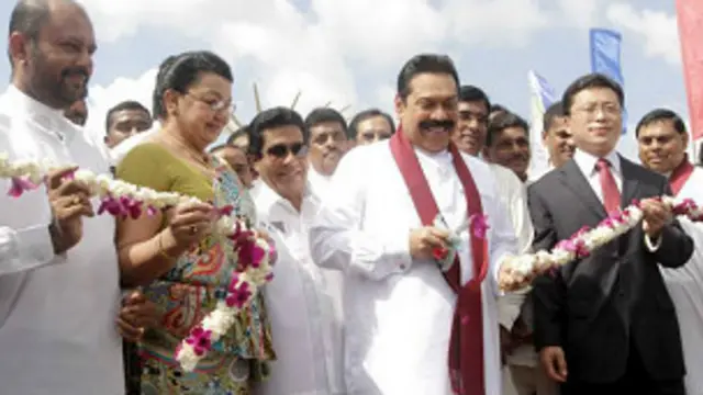 ජනාධිපතිවරයා අධිවේගී මාර්ග ව්‍යාපෘතියක් විවෘත කරමින්.