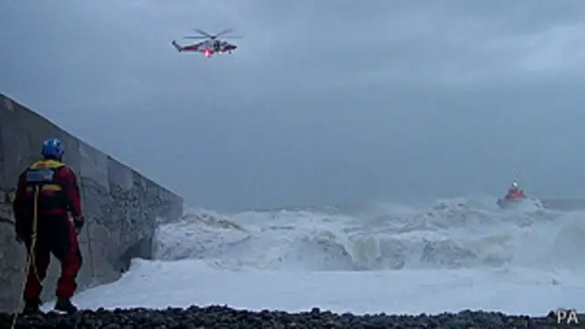 حکام کا کہنا ہے کہ 130 کلومیٹر کی رفتار سے چلنے والی ہواؤں کے باعث سیلاب کا خطرہ ہے