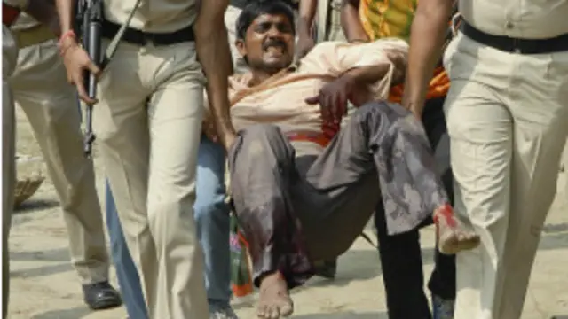 सात धमाकों में छह लोग मारे गए और सौ से ज़्यादा लोग घायल हो गए.