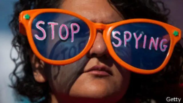 "جاسوسی از ما را بس کنید" - در روزهای گذشته گروهی از شهروندان در واشنگتن در اعتراض به برنامههای تجسسی آمریکا تظاهرات کردند