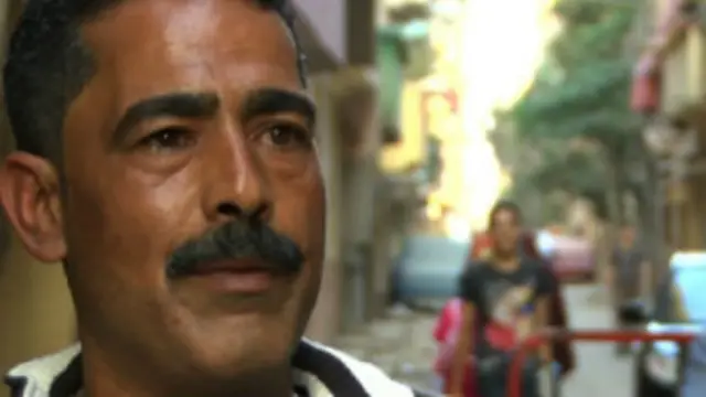 سائق مصري اضطر للعودة إلى ليبيا رغم مخاطر الرحلة.