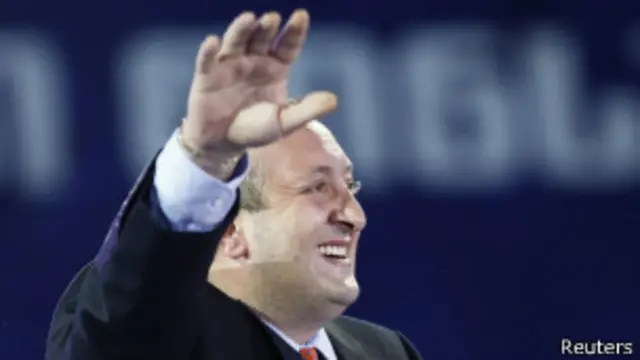 Избранный президент Грузии Георгий Маргвелашвили приветствует сторонников