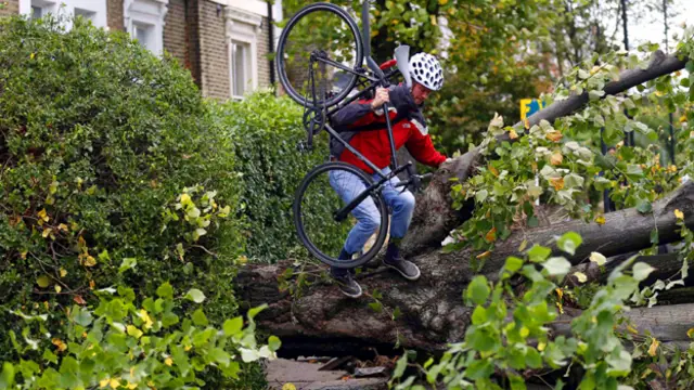 واجه سكان المناطق الجنوبية من بريطانيا مصاعب جمة في الوصول الى اعمالهم صباح الاثنين