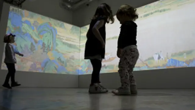 名画展数码互动的区域受到儿童的欢迎