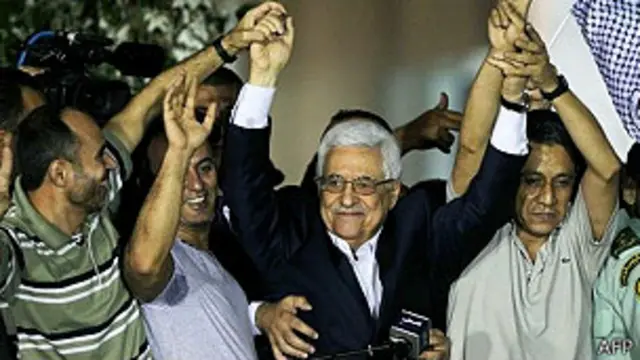 Mahmoud Abbas, presidente palestino, recibiendo los presos liberados en agosto
