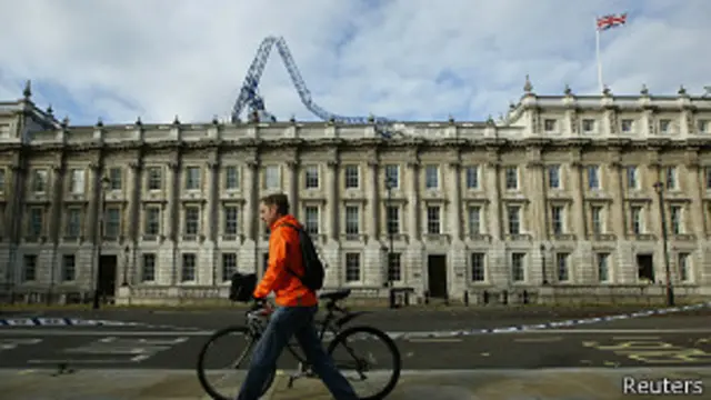 Кран на крыше секретариата кабинета министров