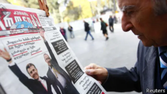 Житель Грузии читает газету