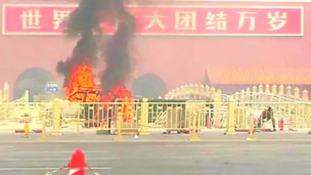 Vehículo en llamas en la Plaza de Tiananmen