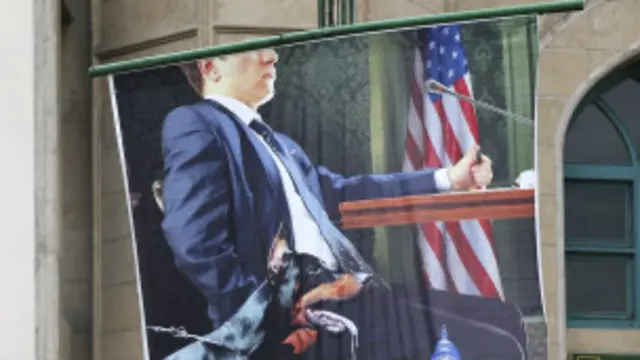 فرانسیسی خبر رساں ادارے کے مطابق اس طرح کے چند پوسٹرز اب بھی شہر میں دیکھے جا سکتے ہیں