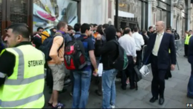 iphone4推出时伦敦店门口的长队。