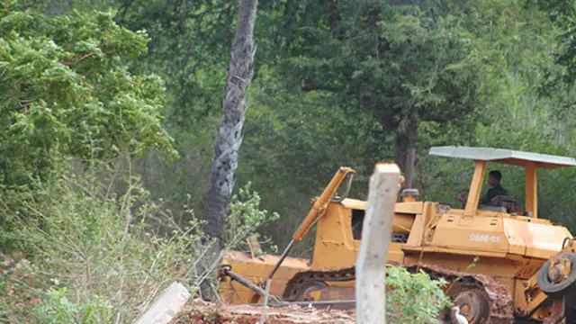 Kattuvan houses being destroyed 