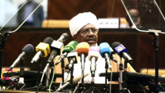 البشير تعهد بتنفيذ إصلاحات وإجراء حوار وطني أثناء افتتاح الدورة البرلمانية في اكتوبر الماضي