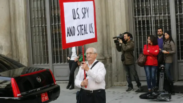 بعض الأسبان خرج احتجاجا بعد ورود التقارير في الصحف الأسبانية.