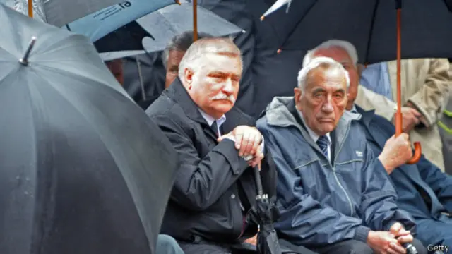 Cựu Thủ tướng Mazowiecki (phải) và cựu Tổng thống Walesa hồi năm 2008