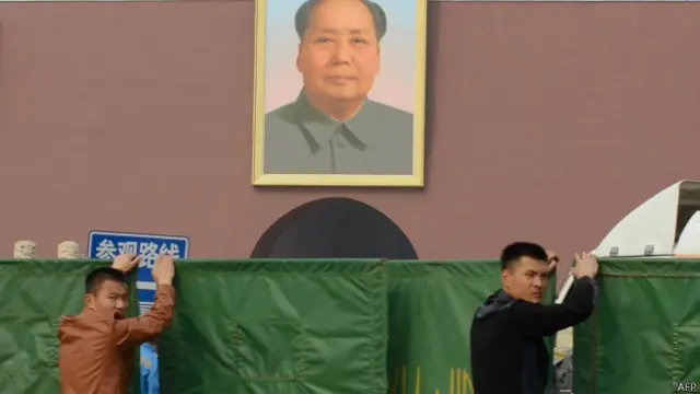 天安门广场撞车现场架起了围栏