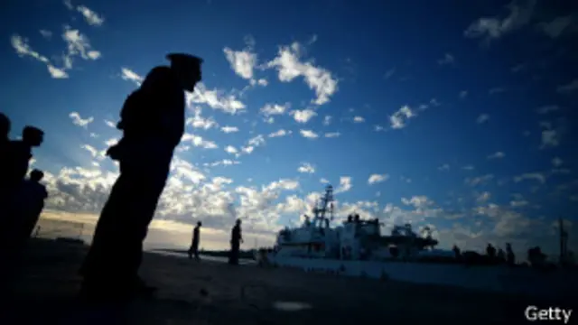 Navio da guarda costeira italiana chega a porto após resgatar 100 imigrantes (foto: Getty)