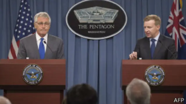 新西蘭國防部長喬納森·科爾曼與美國國防部長哈格爾