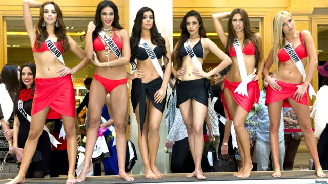 ماسکو میں مقابلے سے پہلے ہونے والے فیشن ڈے کے موقعے پر مقابلے میں شامل حسینائیں۔