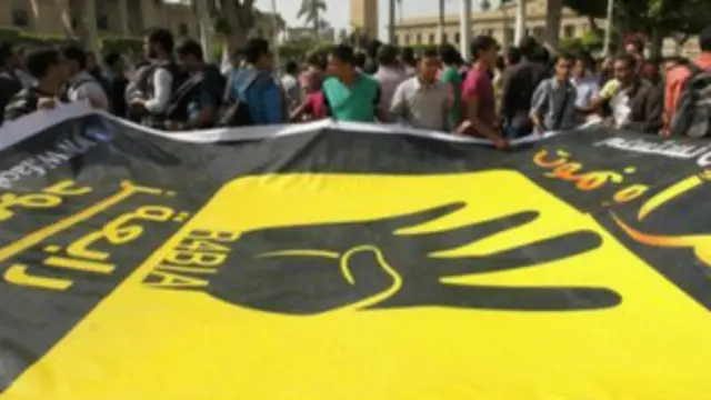 د ترکیې لومړي وزیر رجب طیب اردوغان لومړی هغه کس و، چې د رابعه العدویه نښان (څلور ګوتې) یې وکارولې.