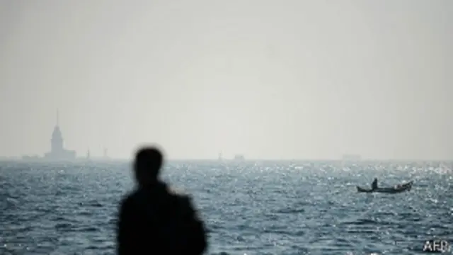 Мужчина на берегу пролива Босфор в Стамбуле