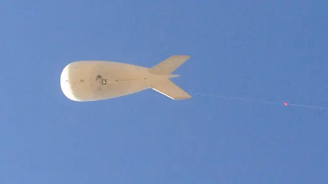 أطلقت السلطات العراقية منطادا للمراقبة فوق مطار المثنى في وسط بغداد.