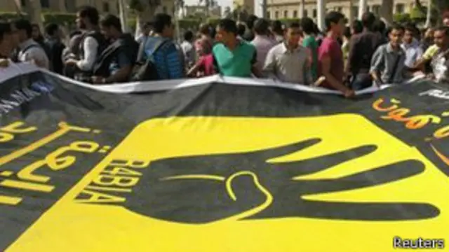 ہتھیلی اور چار انگلیوں کا نشان محمد مرسی کی حامی تنظیم کا نشان ہے